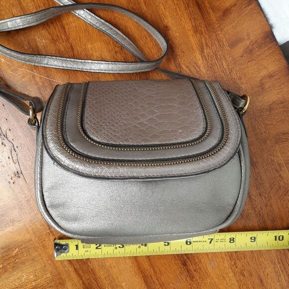 Jessica Simpson Shimmering Silver Snakeskin Evening Crossbody Bag - Picture 10 of 12